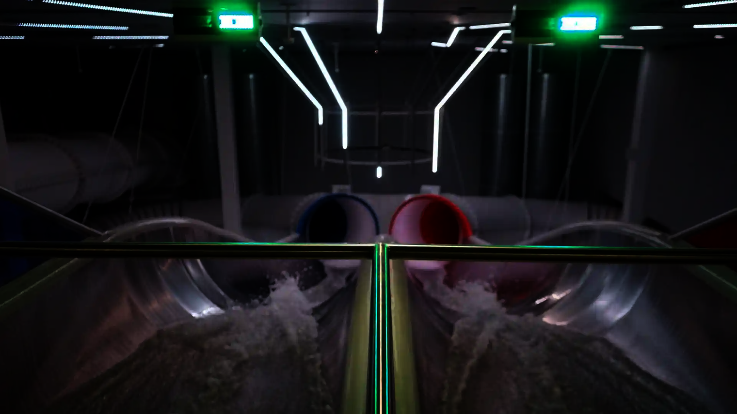 Startbereich der Raft Racer Reifenrutsche mit weißer LED-Beleuchtung und grüner Sensorampel.