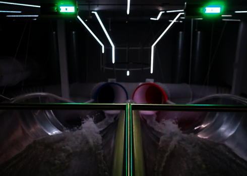 Startbereich der Raft Racer Reifenrutsche mit weißer LED-Beleuchtung und grüner Sensorampel.