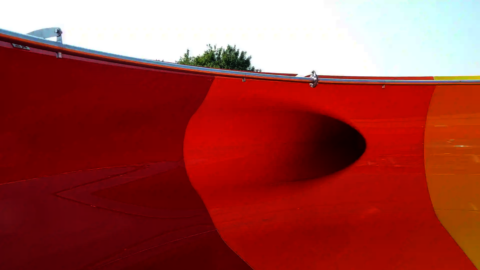 Nahaufnahme einer bunten Body Bowl Wasserrutsche.