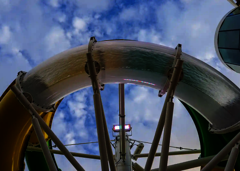 Ein mit Wasser durchströmtes und transparentes Acryl-Element der RR900 unter wolkigem Himmel.