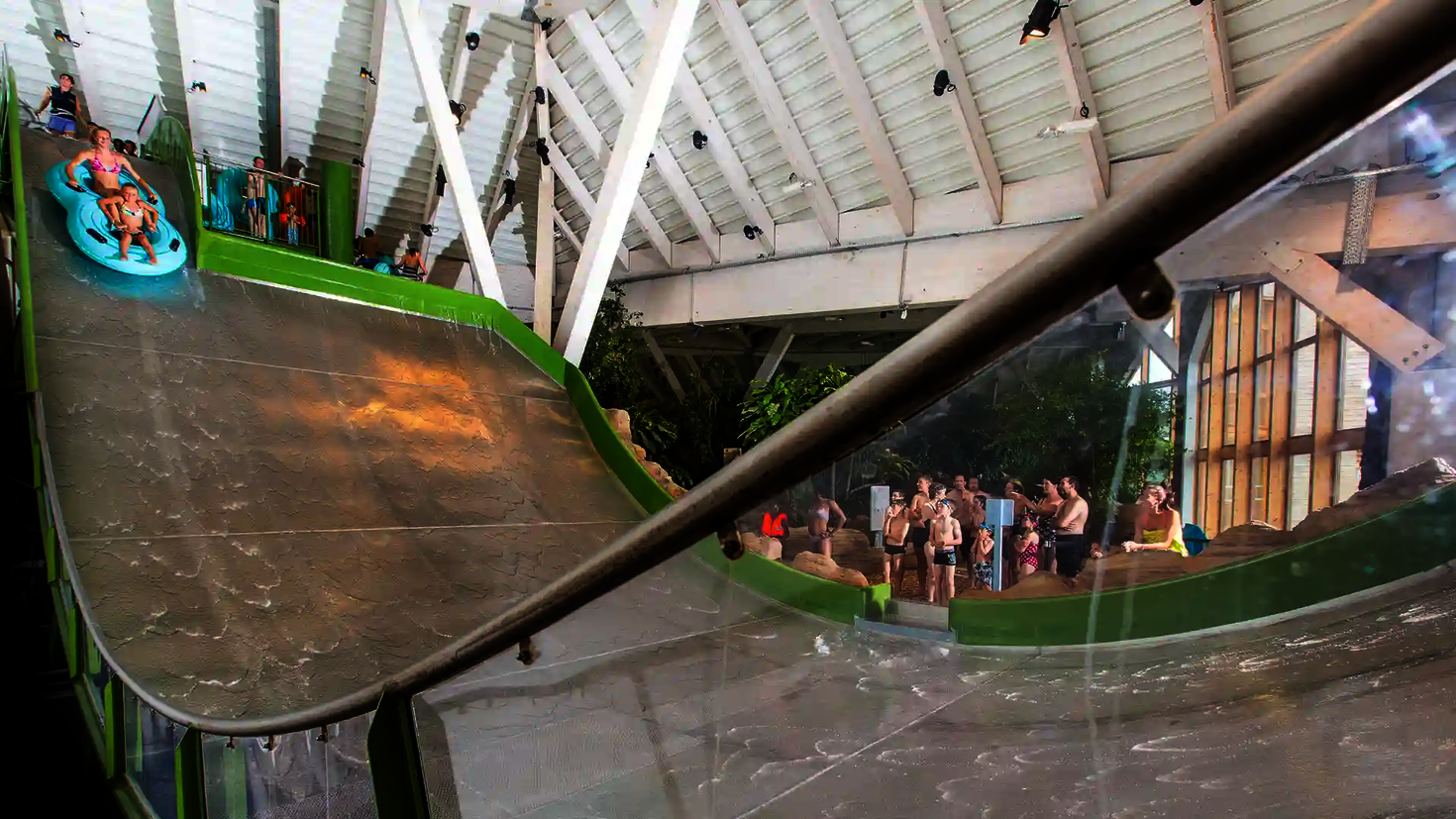 Eine Frau mit Kind startet auf der Sidewinder, im Hintergrund warten Badegäste.