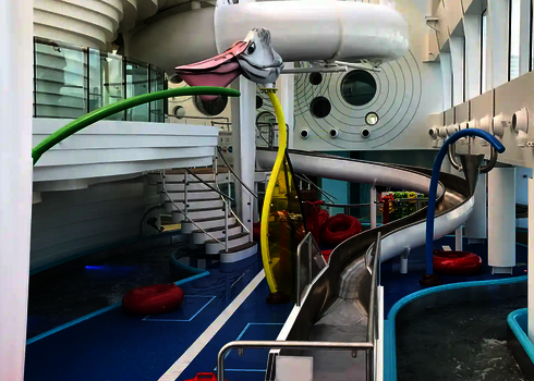 Lazy River und Wie-Spray Elemente im Badebereich eines Kreuzfahrtschiffes.