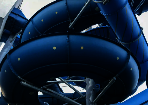 Nahaufnahme der blau lackierten Family Twister Reifenrutsche mit Befestigungsstreben.