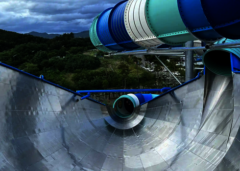 Urknall Edelstahl aus Edelstahl, der in eine Röhrenrutsche aus GFK führt.