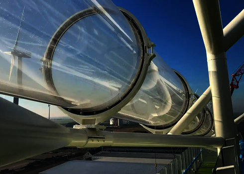 Klare Acrylröhre einer Wasserrutsche verläuft über das Außendeck eines Kreuzfahrtschiffs.