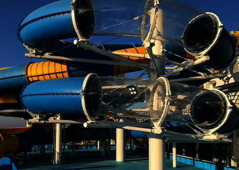 Acrylröhren als sichtbare Teile einer mehrfarbigen Wasserrutsche an Deck eines Kreuzfahrtschiffs.