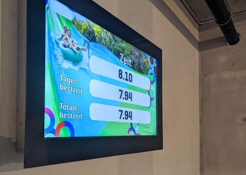 Digitaler Bildschirm zeigt Rutschzeit, Tagesbestzeit und Totalbestzeit in Sekunden.
