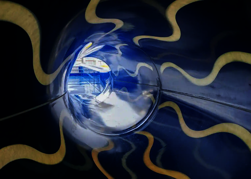 Blick in das blaue, gewundene Innere einer RR900 mit hellen Wellenmustern.