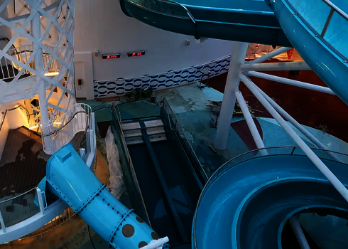 Endabschnitt der 2-in-1 Racer Wasserrutsche mit Auslauf und rutschfesten Treppen.