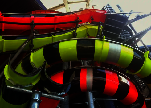 Rote und grüne Body Racer Röhren winden sich durch den Innenbereich.