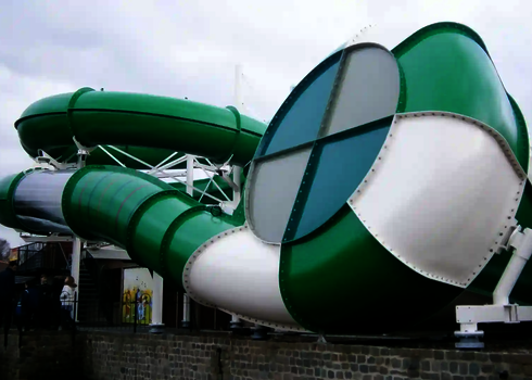 Der grün-weiße Crazy Cone ist auf einem Gebäude montiert und bereit zur Nutzung.