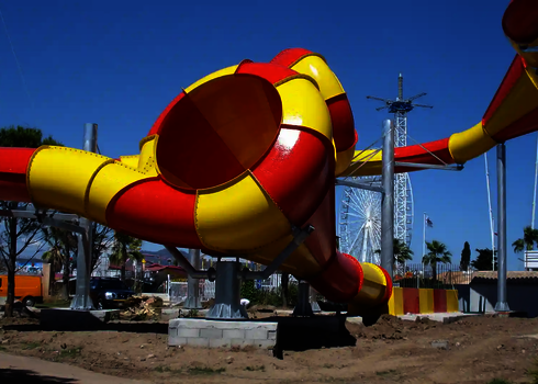 Komplettansicht eines Crazy Cone mit Verbindungstunnel auf hohem Fundament.