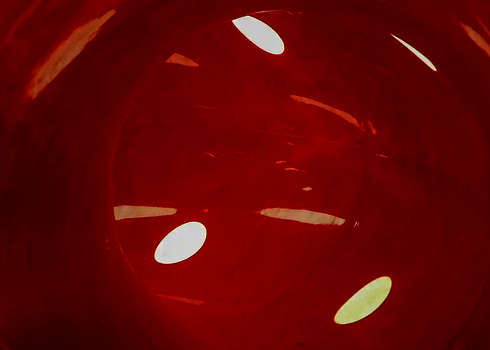 Innenansicht einer roten RR1400 mit Tageslichteffekten.