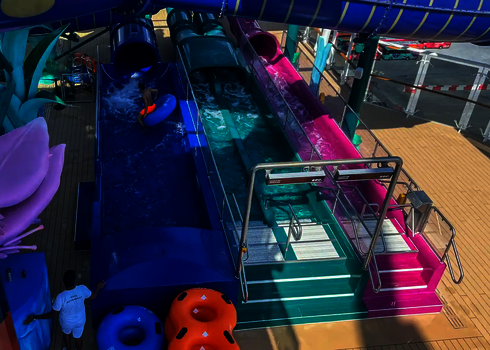 Unterschiedlich farbige Auslaufbecken auf Deck eines Kreuzfahrtschiffes.