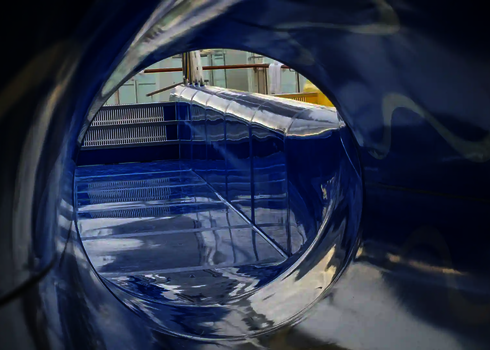 Die blaue RR900 endet in einem flachen Auffangbecken, weiße Muster zieren das Innere.