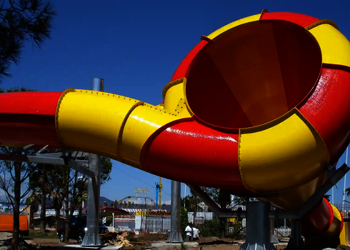 Nahaufnahme eines Crazy Cone in knalligem Rot und Gelb auf silberner Stahlkonstruktion.
