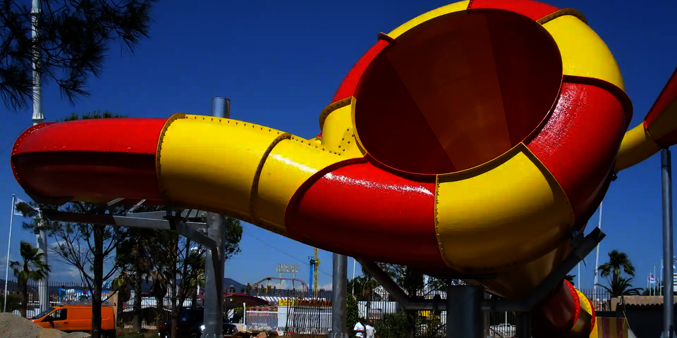 Nahaufnahme eines Crazy Cone in knalligem Rot und Gelb auf silberner Stahlkonstruktion.
