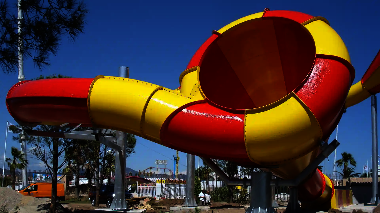 Nahaufnahme eines Crazy Cone in knalligem Rot und Gelb auf silberner Stahlkonstruktion.