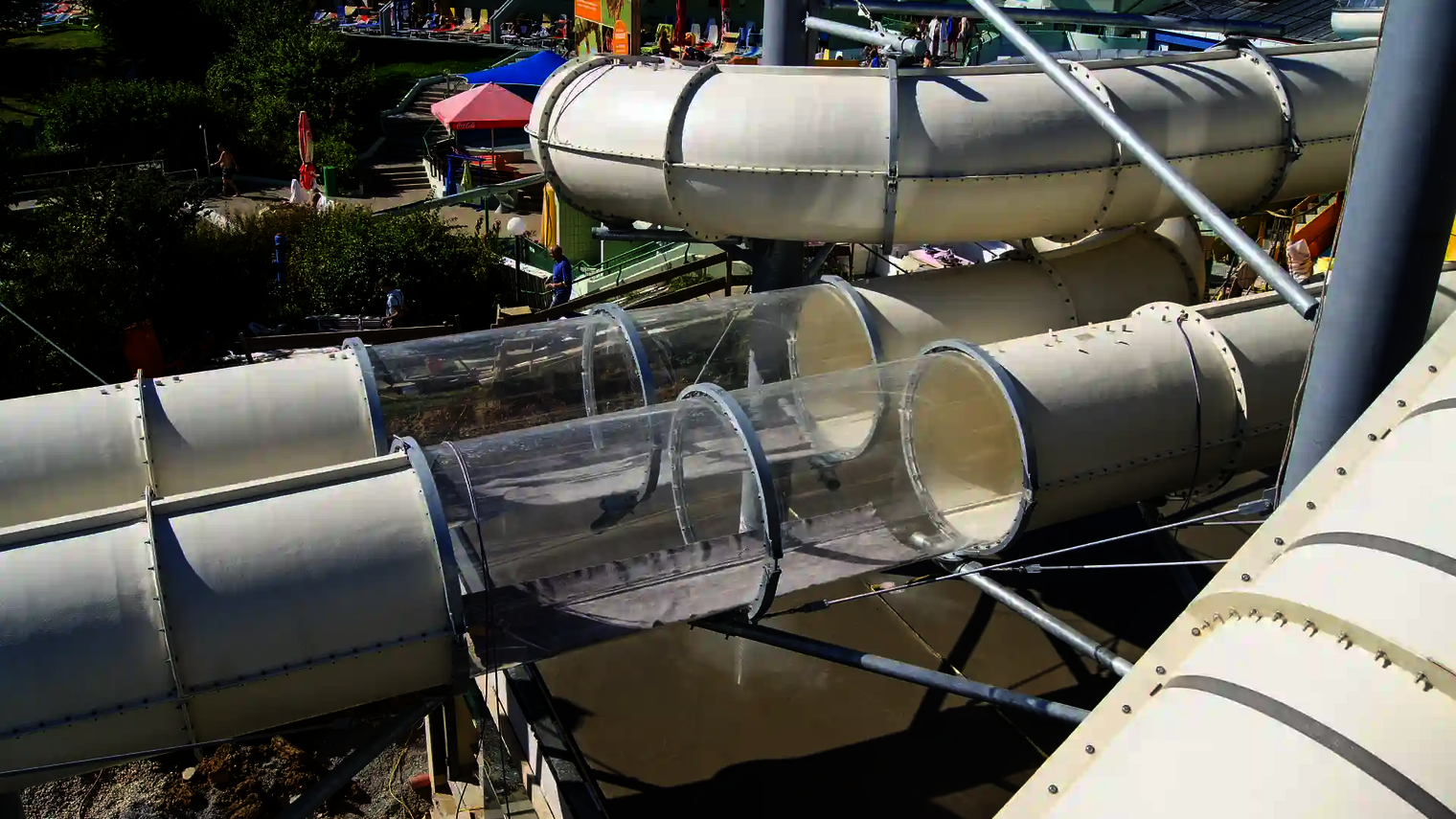Außenansicht der Raft Racer Wasserrutsche mit transparentem Tunnelabschnitt.