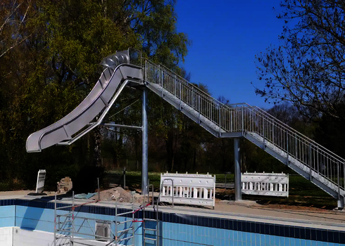 Die Fallrutsche ist aufgebaut, das Schwimmbecken wird vorbereitet.