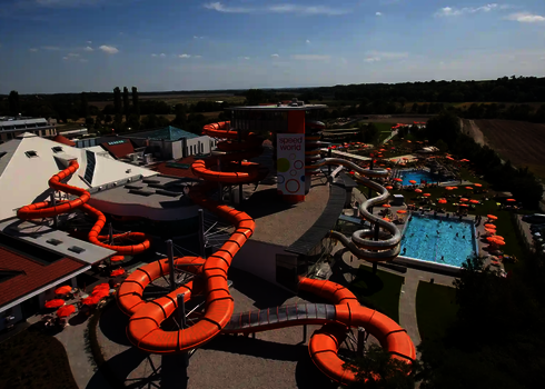 Übersicht des Speed World Wasserparks mit einer Family Twister Rutschen und weiteren Wasserrutschen.