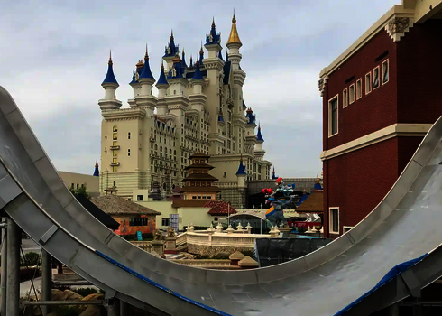 Graue Sidewinder in einem Freizeitpark, im Hintergrund ein märchenhaftes Schloss.