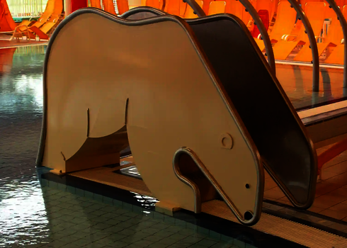  Rutsche in Eisbärenform am Beckenrand, die Rutschfläche endet direkt im Wasser.