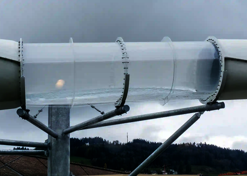 Nahaufnahme eines klaren Acryl-Elements in einer Außentrasse einer Wasserrutsche.