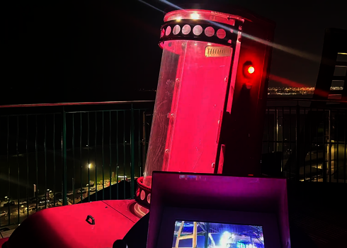 Pinker U-Drop bei Nacht auf einem Kreuzfahrtschiff.