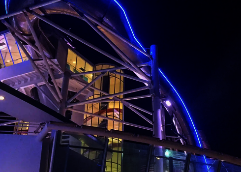 Nachtaufnahme einer Rutsche auf einem Kreuzfahrtschiff mit blauer LED-Linie.