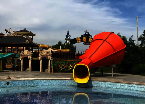 Orangefarbener Crazy Cone mit gelber Auslauföffnung am Rand eines Beckens.