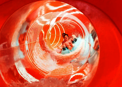 Innenansicht einer oragenen RR1400 Wasserrutsche mit Tageslichteffekten.