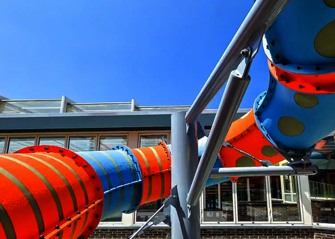 Orange und blaue RR900 fpür Kinder unter freiem Himmel.