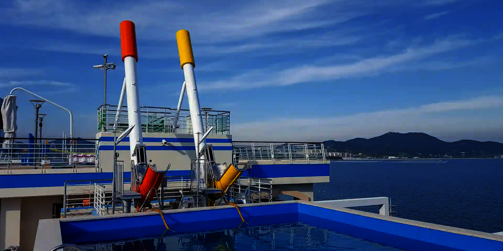 Ein gelber und ein roter Cannonball, mit Blick auf den Ozean im Hintergrund.