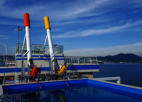 Ein gelber und ein roter Cannonball, mit Blick auf den Ozean im Hintergrund.