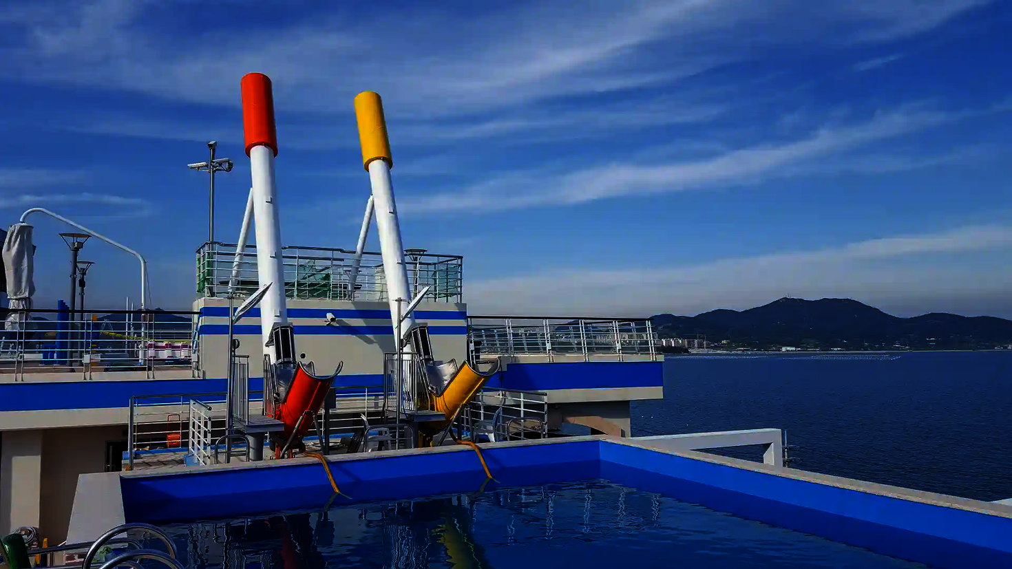 Ein gelber und ein roter Cannonball, mit Blick auf den Ozean im Hintergrund.