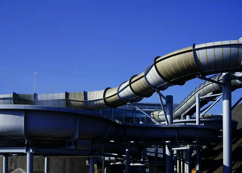 Seitliche Ansicht auf geschlossenen und offenen Wildwasserfluss mit Stützen.