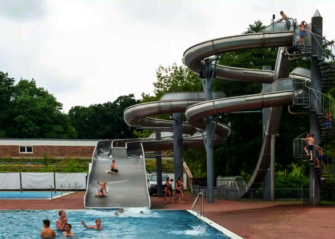 Rutschenturm mit einer Breitwellenrutsche, einem Freifall und einer WR1040.