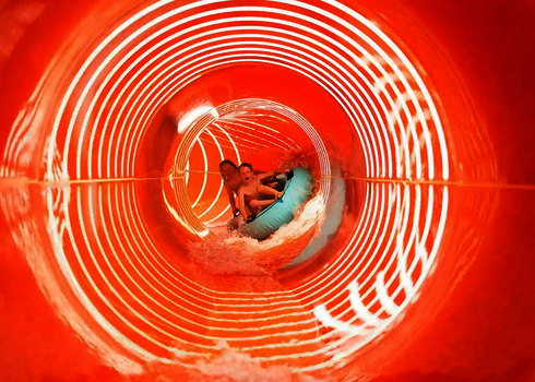 Innenansicht einer RR1400 mit Daylights, in der zwei Kinder auf einem Reifen rutschen.