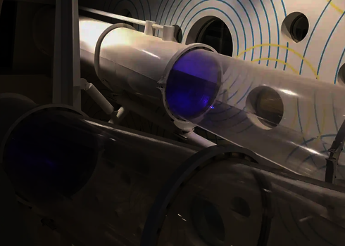 Transparente Wasserrutschen verlaufen parallel in einem modern gestalteten Innenraum.