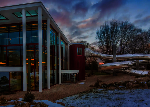 Edelstahlverkleidete Röhrenrutsche mit Dämmung schlängelt sich durch eine Winterlandschaft.