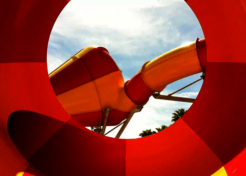 Durchblick von innen nach außen auf einen Crazy Cone mit Metallstützen.