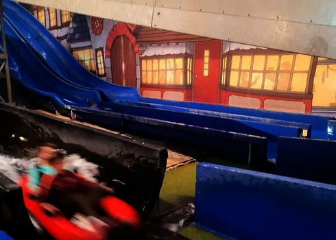 Seitlicher Blick auf unterschiedliche Wasserrutschen.