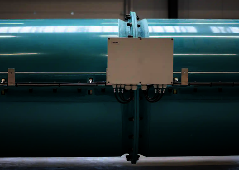 Steuerbox mit Kabeln zur Versorgung der LED-Lichteffekte an einer Wasserrutsche.