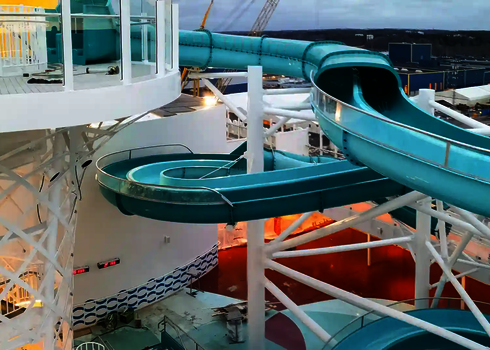 S-förmige 2-in-1 Racer Wasserrutsche mit transparenter Seitenwand und stabiler Konstruktion.