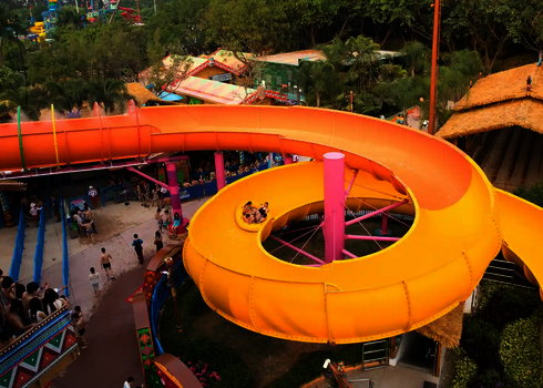 Kreisförmige gelbe Wasserrutsch in einem Wasserpark.