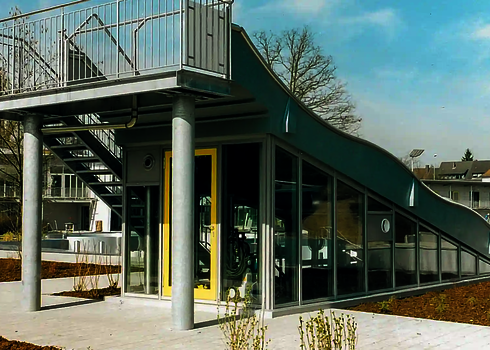 Ein Raum unter einer Breitwellenrutsche.