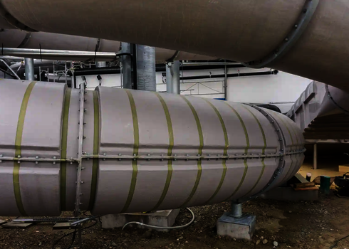 Weiße Wasserrutsche im Aufbau mit gestreiften Lichteffekten im Material.