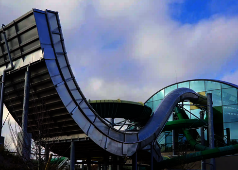 Panoramablick auf die gesamte Boomerang-Rutsche mit komplexem Röhrenrutschen-System.