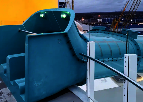 Startbereich der 2-in-1 Racer Wasserrutsche mit grünen Sensorampeln und Sicherheitsgeländer.